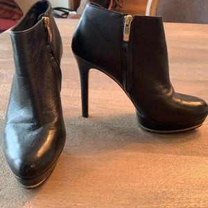 VINCE CAMUTO black leather Dira stiletto platform bootie 8B/38